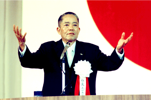 吉田忠雄氏